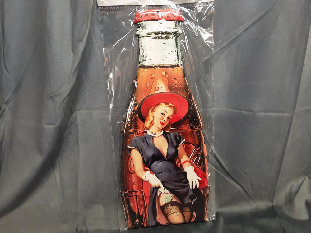 PLAQUE MÉTAL RELIEF PIN UP BOUTEILLE DE SODA H.44.5CM (NY-77)