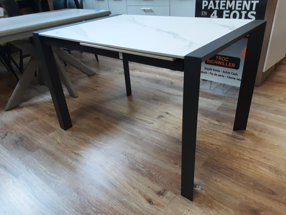 TABLE CERAMIQUE MARBREE BLANC 200CM OUVERTE PIEDS U METAL NOIRS 1 ALL. DE 60CM 2EME CHOIX