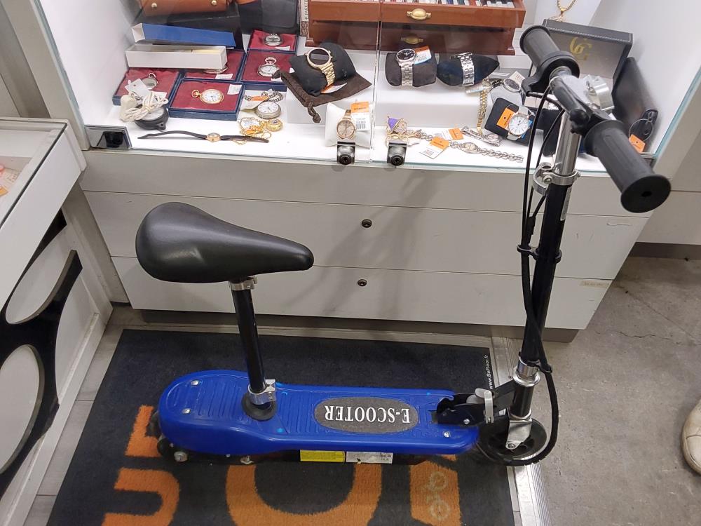 TROTINETTE ELECTRIQUE BLEUE PLIABLE E-SCOOTER