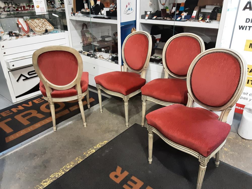 LOT DE 4 CHAISES MEDAILLONS STYLE LOUIS XVI TISSU ROUGE CADRE BLANC CASSÉ