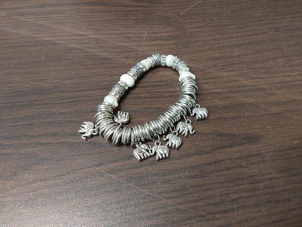 BRACELET AVEC CHARMES ET PERLES FANTAISIES