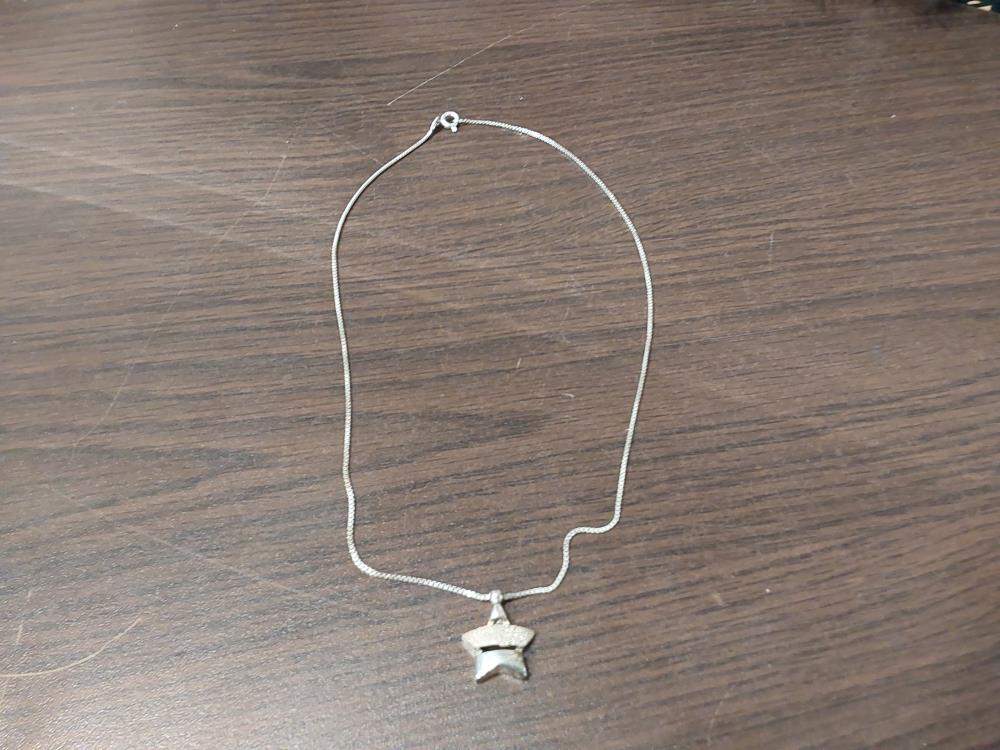 CHAINETTE EN ARGENT + PENDENTIF ETOILE FANTAISIE