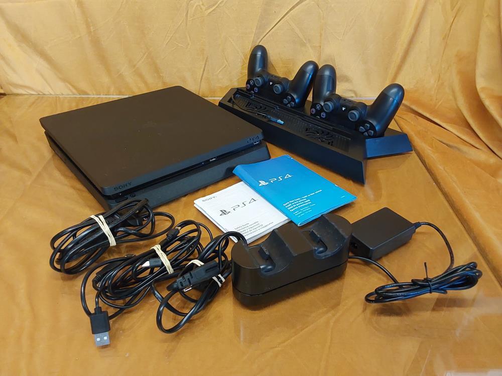 PS4 SLIM AVEC 2 MANETTES + CHARGEURS DE MANETTES (NOTICE ET CABLES ) SANS BOITE