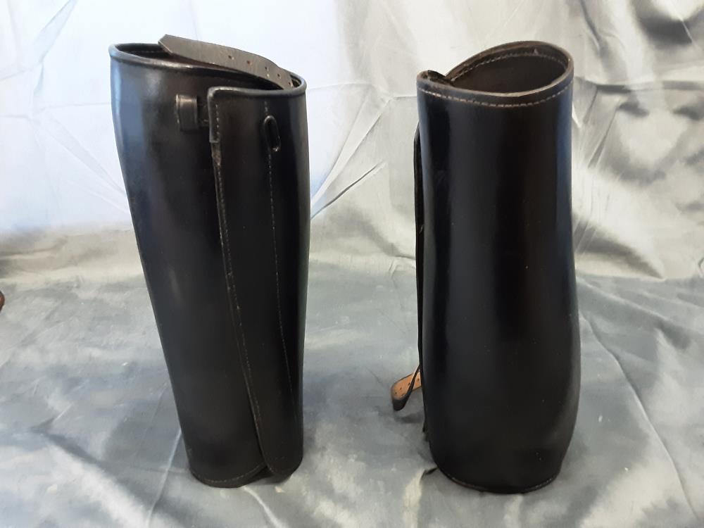 PAIRE DE GUËTRES EN CUIR