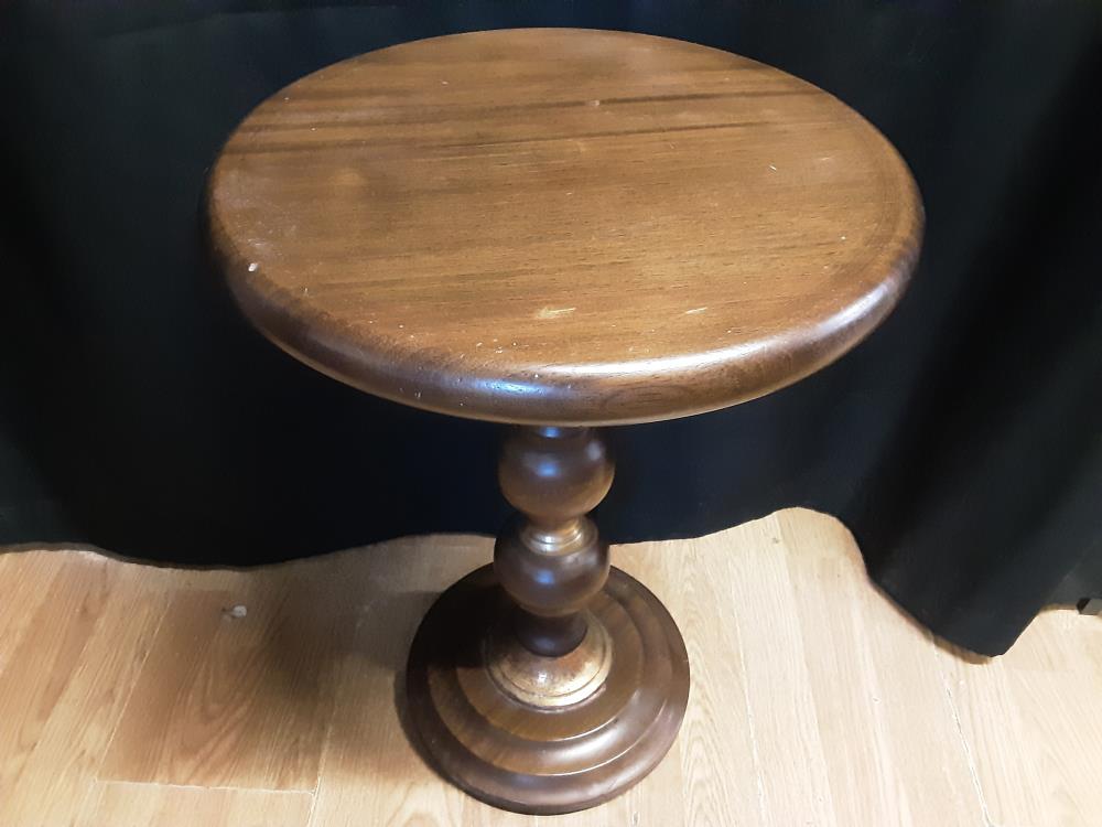 GUERIDON ROND EN BOIS ET METAL DORÉ