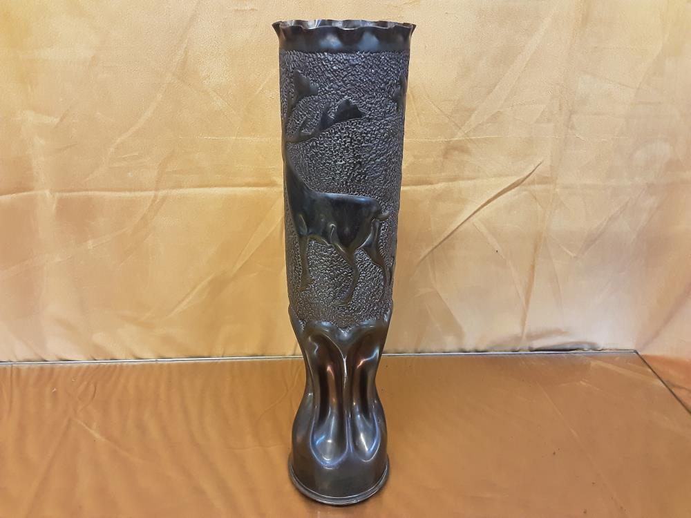 VASE OBUS SCULPTÉ EN CUIVRE