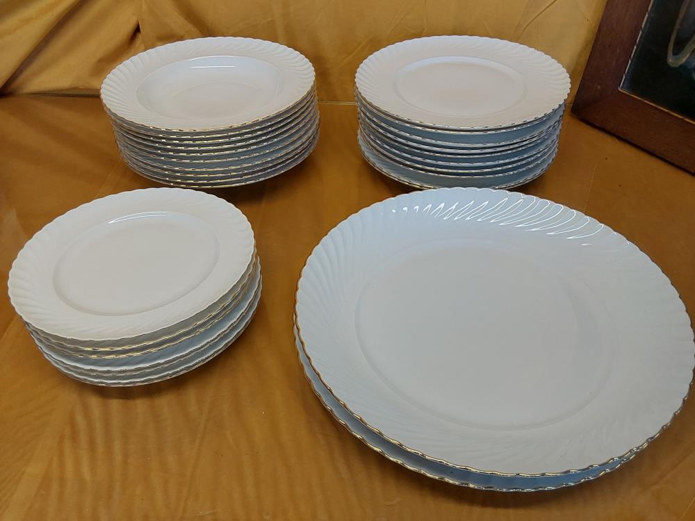 LOT D'ASSIETTES PORCELAINE BLANCHES ET DORURES 30PCES