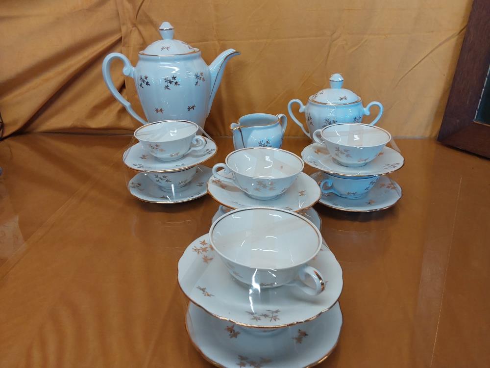SERVICE A CAFE 8 PERS PORCELAINE BLANCHE ET DORÉE DECOR FLEURS