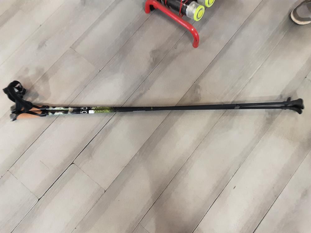 PAIRE DE BATONS DE MARCHE 125CM HAUT NOIR ET VERT 