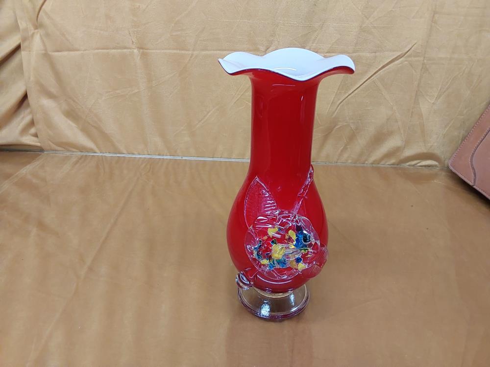 VASE MURANO ROUGE AVEC RELIEF