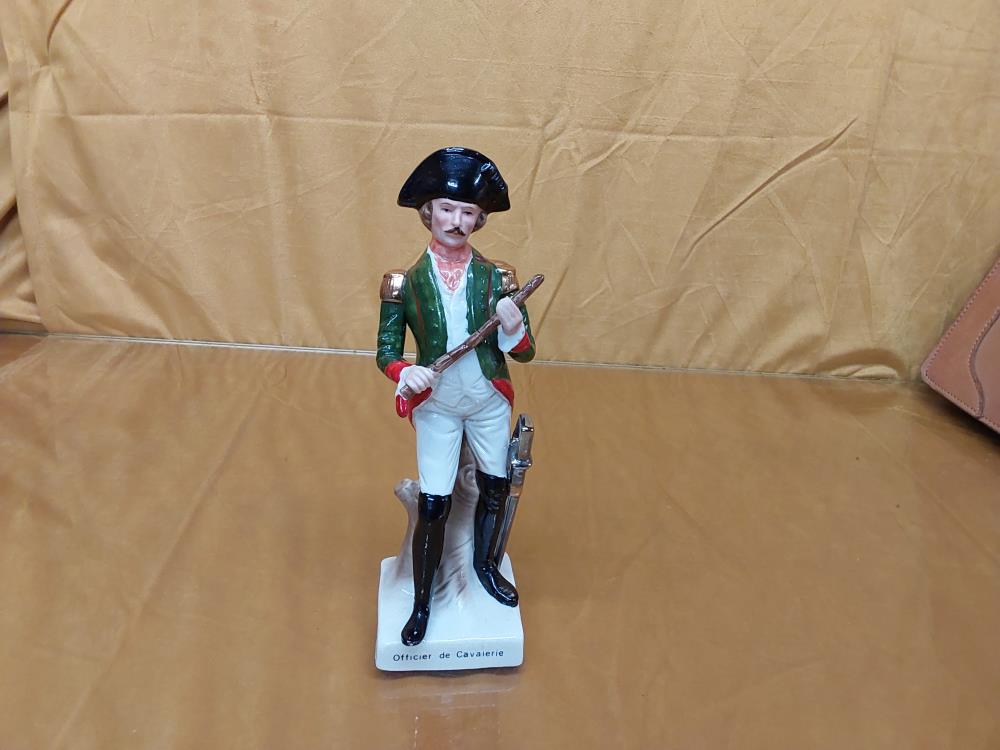 STATUETTE PORCELAINE OFFICIE DE CAVALERIE
