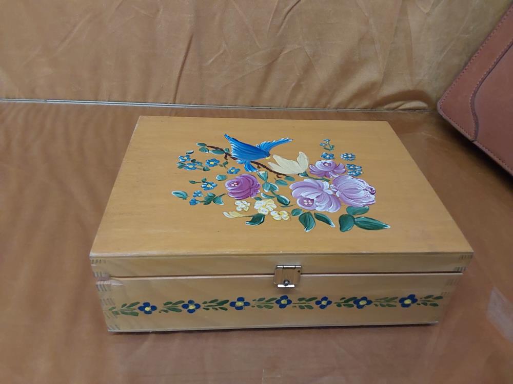 BOITE EN BOIS DECOR FLEURS 