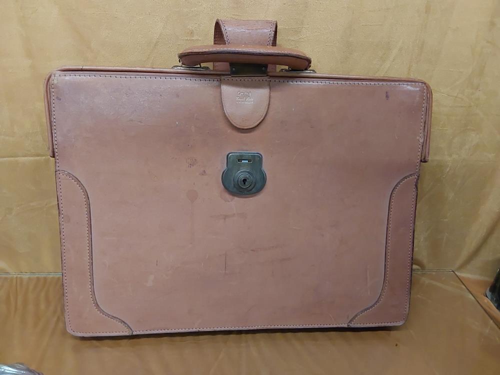 MALETTE EN CUIR BRUN CLAIR