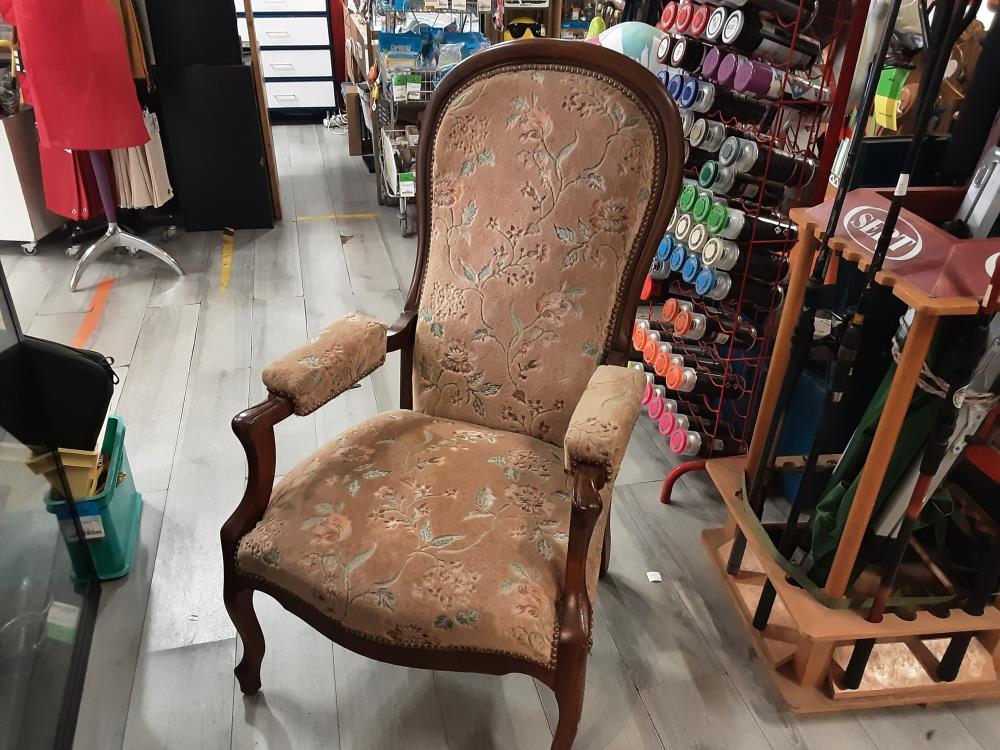 FAUTEUIL VOLTAIRE A CREMAILLERE TISSU BEIGE ET FLEURS