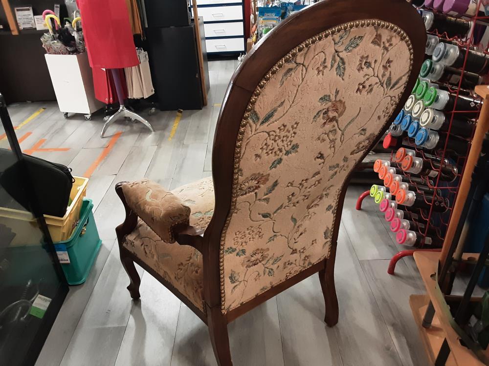 FAUTEUIL VOLTAIRE A CREMAILLERE TISSU BEIGE ET FLEURS