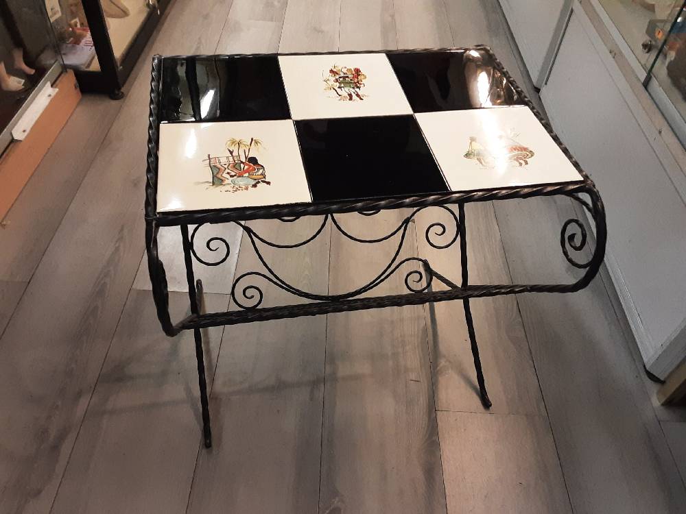 TABLETTE FER FORGE CARRELAGE NOIR ET BLANC PORTE REVUE