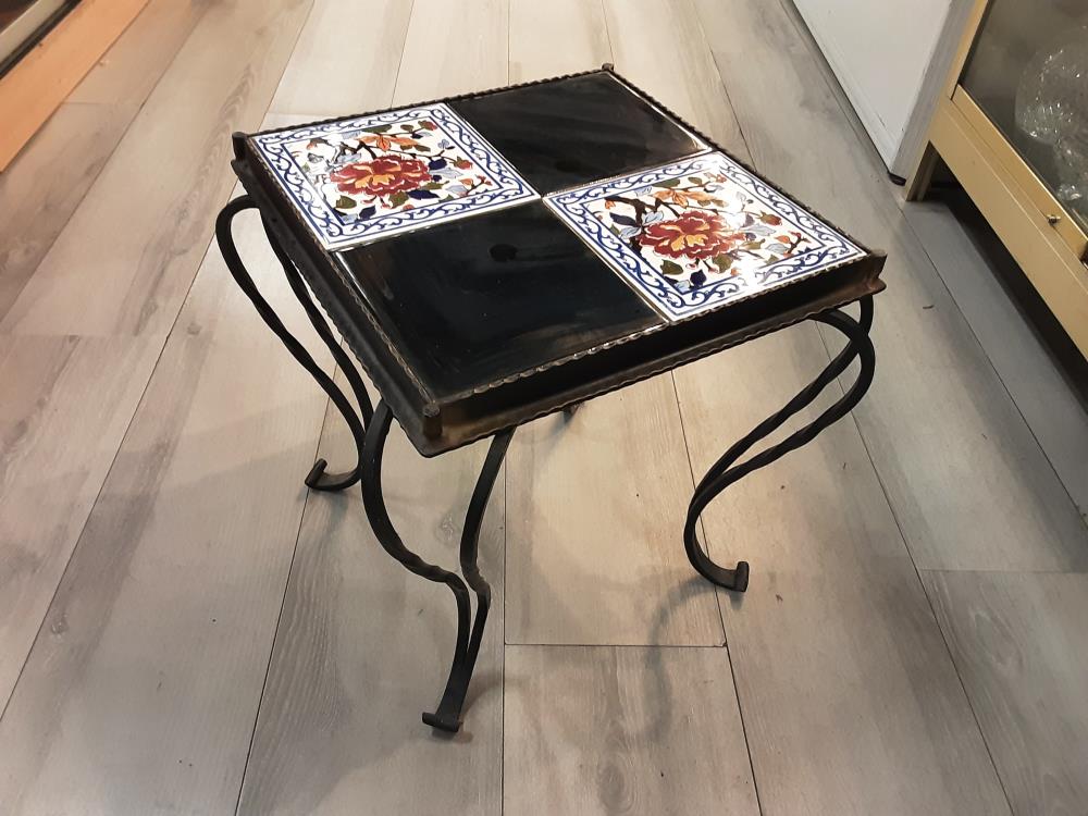 PORTE PLANTE CARRE CARRELAGE NOIR ET DECOR FLEURS