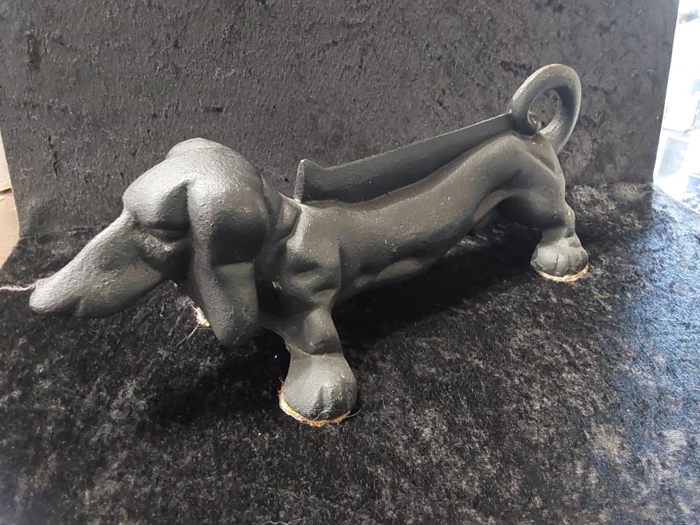 CHIEN EN FONTE NETTOYAGE CHAUSSURES