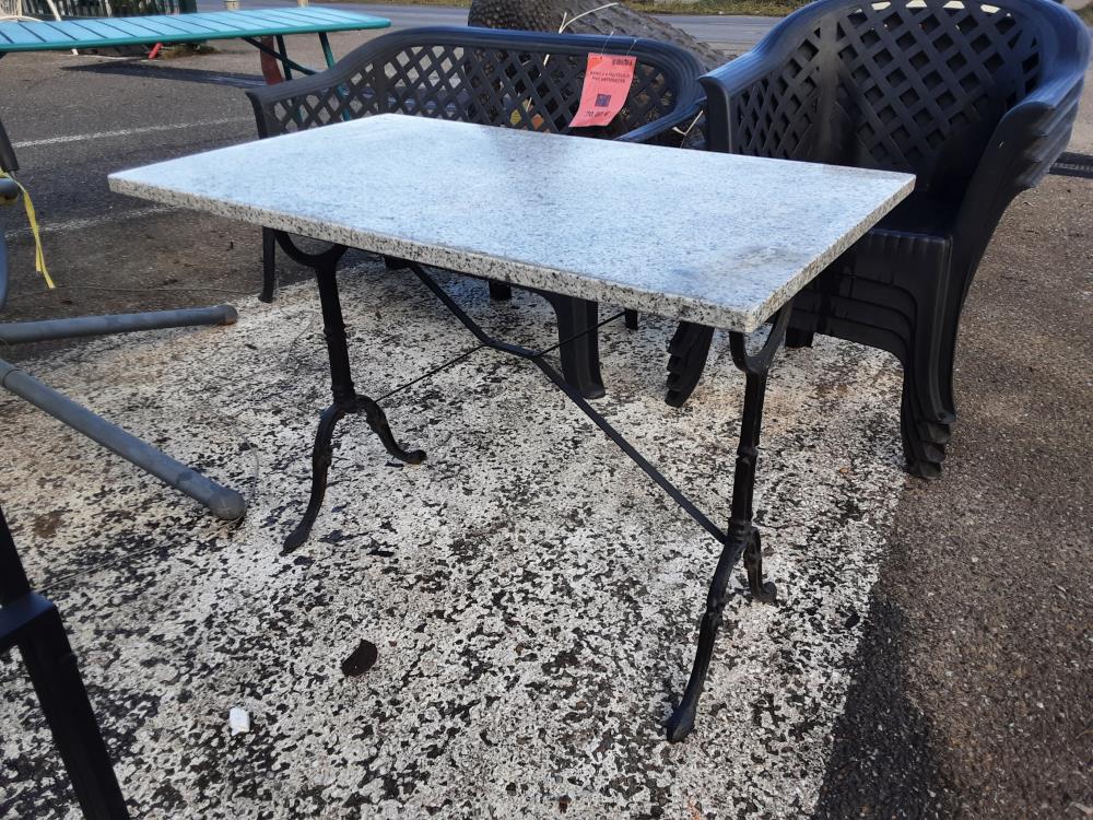 TABLE DE JARDIN PLATEAU MARBRE PIEDS FONTE