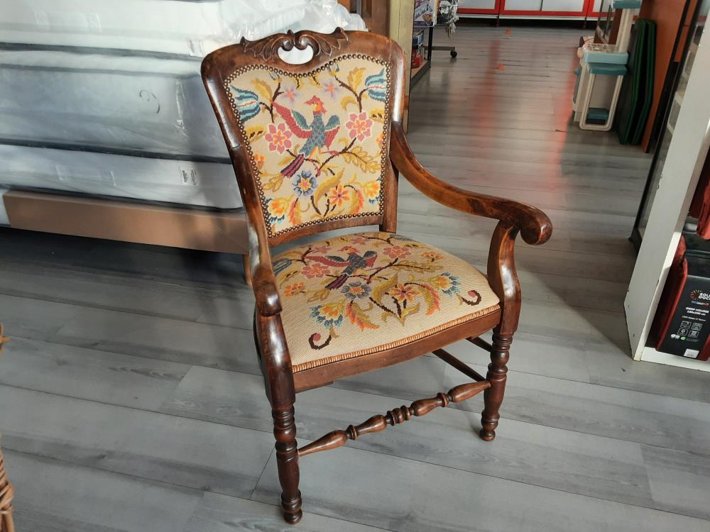 FAUTEUIL  CANEVAS CLOUTÉ  DECOR OISEAUX