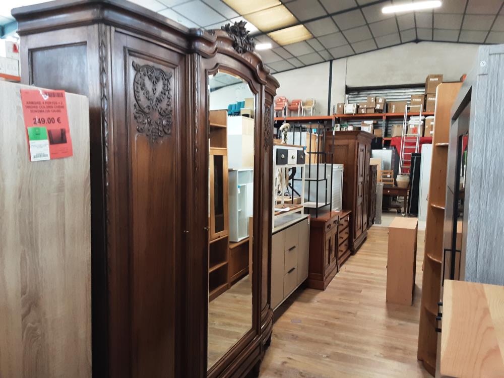 ARMOIRE 3 PORTES DONT 1 MIROIR BISEAUTÉ 