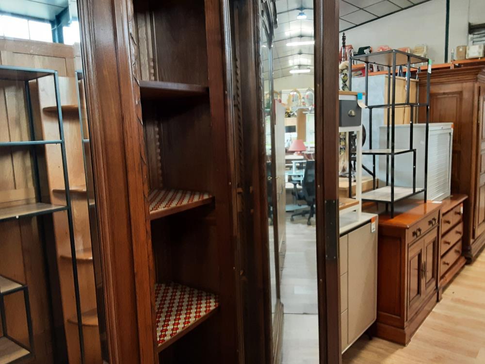 ARMOIRE 3 PORTES DONT 1 MIROIR BISEAUTÉ 