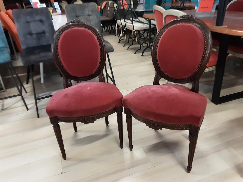 CHAISE MEDAILLON ASSISE TISSU ROUGE CLOUTÉ 