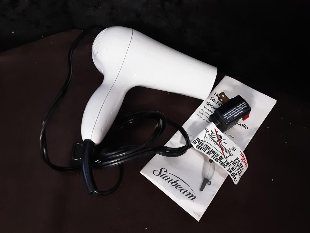 SECHE CHEVEUX AVEC PRISE ETRANGER