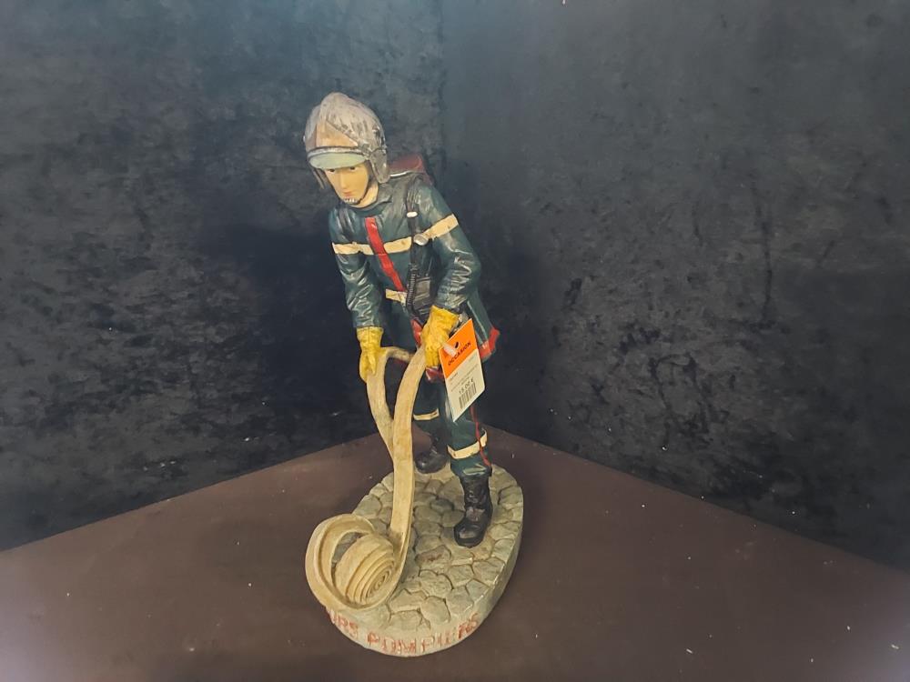 STATUETTE POMPIER EN RÉSINE 