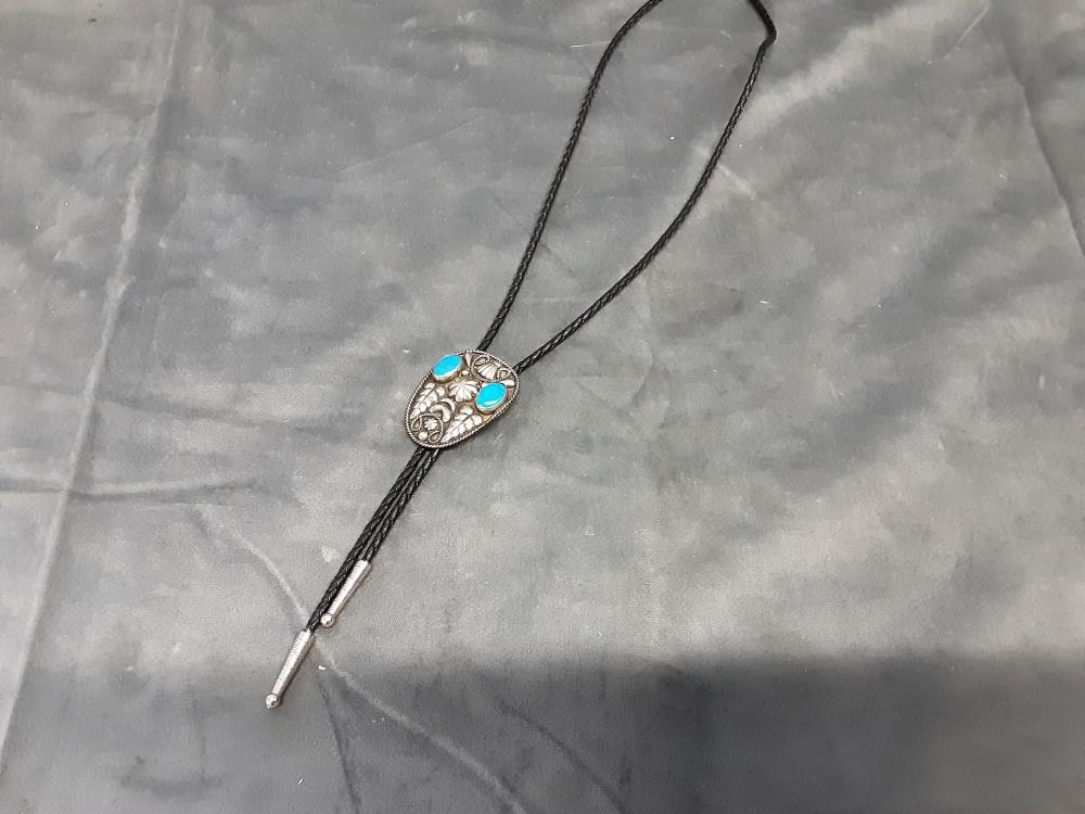 CRAVATE BOLO METAL ET INCRUSTATION