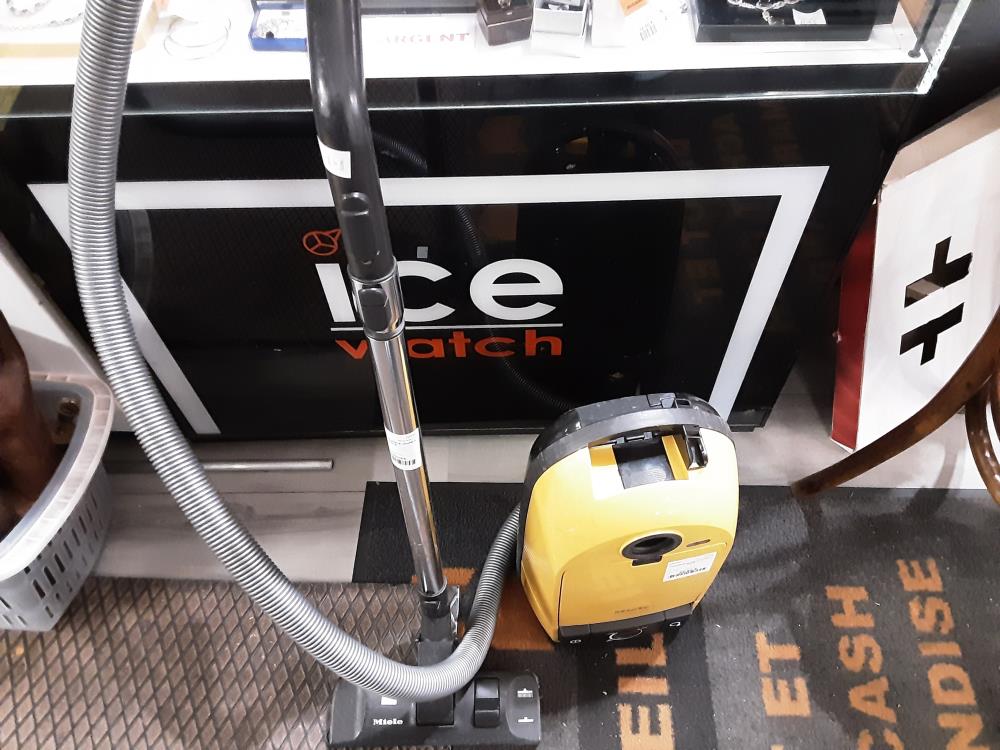 ASPIRATEUR MIELE JAUNE A SACS