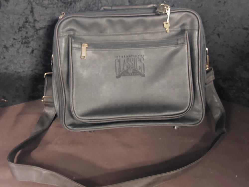 SAC ORDINATEUR A BANDOULIERE CUIR BRUN  INTERNATIONAL CLASSICS BY CARLTON