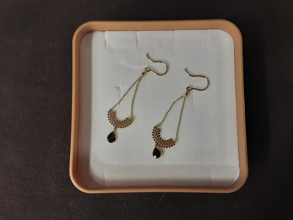 BOUCLES D’OREILLES OR JAUNE 18K AVEC OXYDE DE ZIRCONIUM 1,27GR