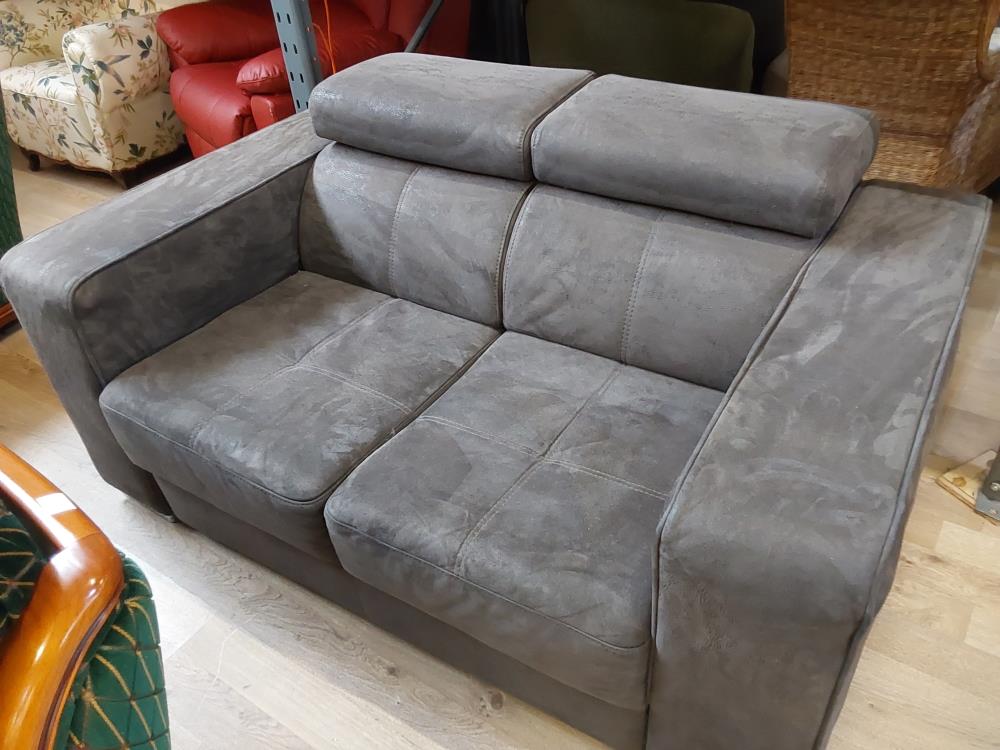 CANAPE 2 PLACES TISSUS GRIS AVEC TETIERES 