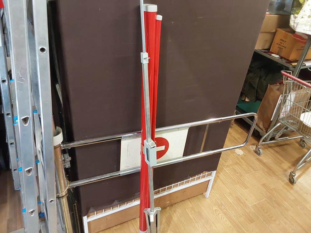 ECRAN A DIAPO SUR PIED ROUGE