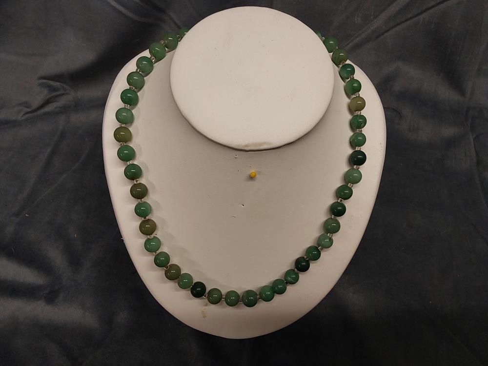 COLLIER DE PERLES VERTES