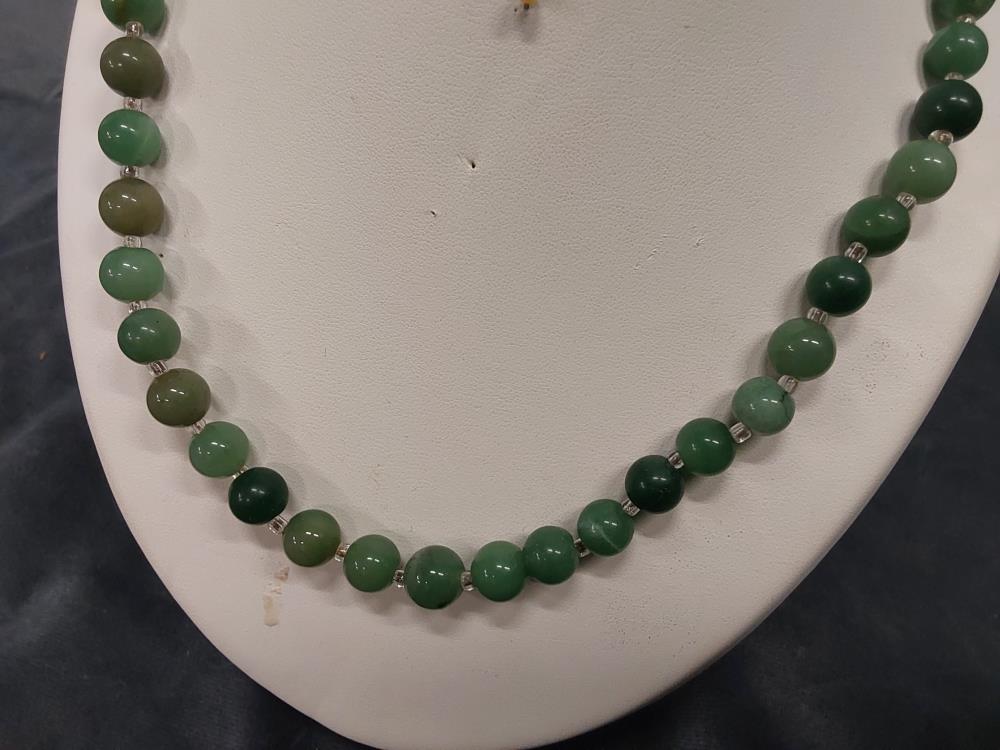 COLLIER DE PERLES VERTES