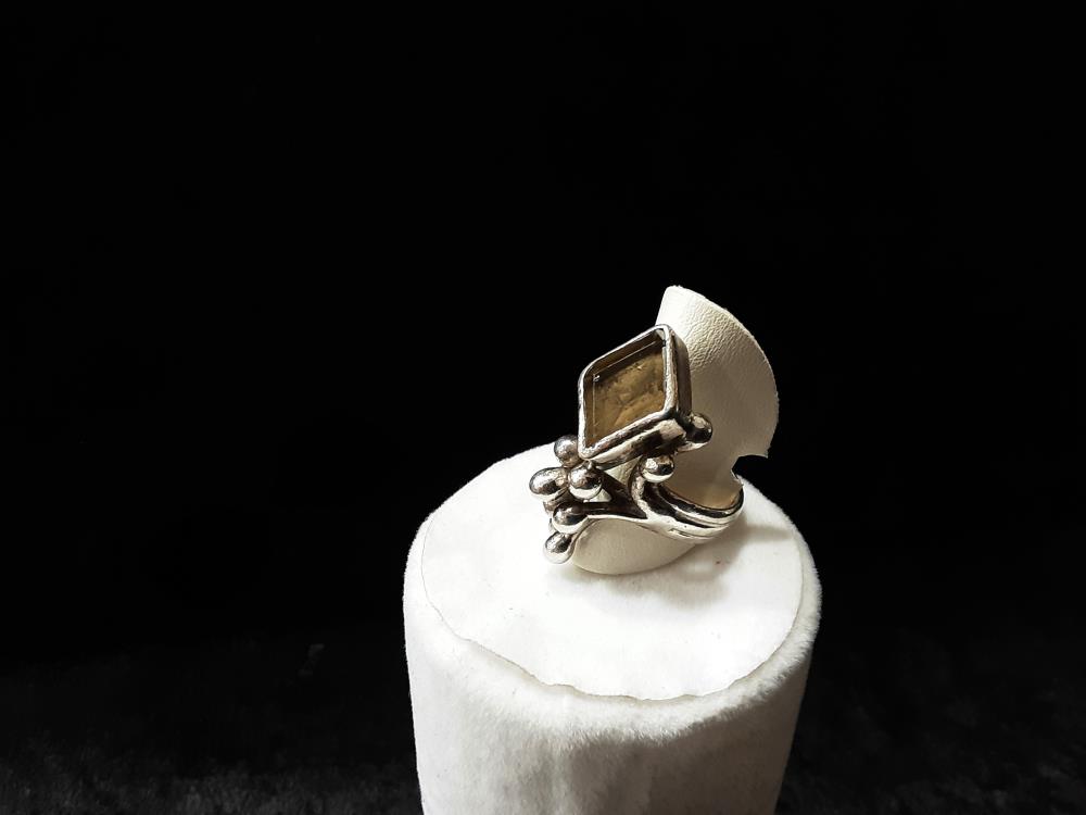 BAGUE ARGENT AVEC PIERRE JAUNE