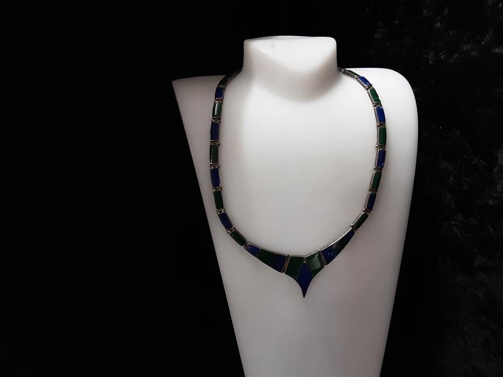 COLLIER EN ARGENT  AVEC PIERRES DE COULEURS