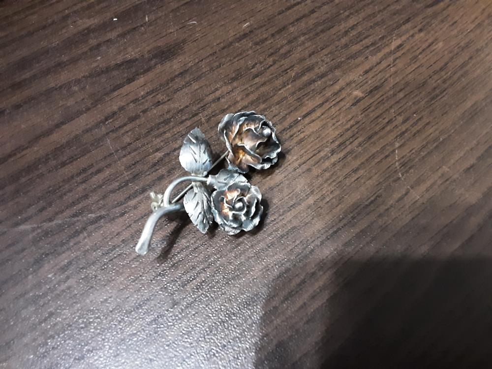 BROCHE FLEURS EN ARGENT