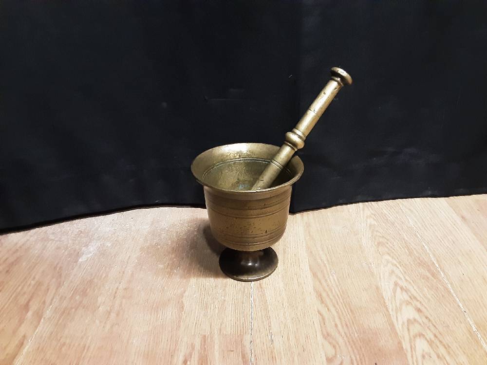 BENITIER EN BRONZE AVEC PILON