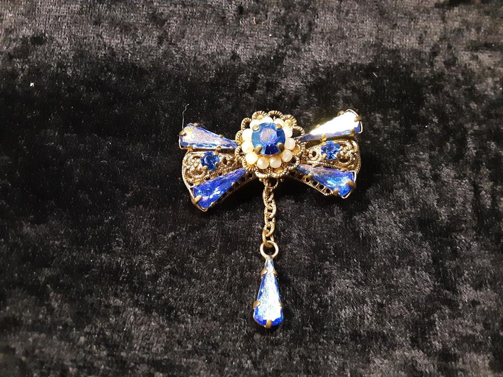 BROCHE NOEUD AVEC PAMPILLE STRASS BLEUS ET BLANCS