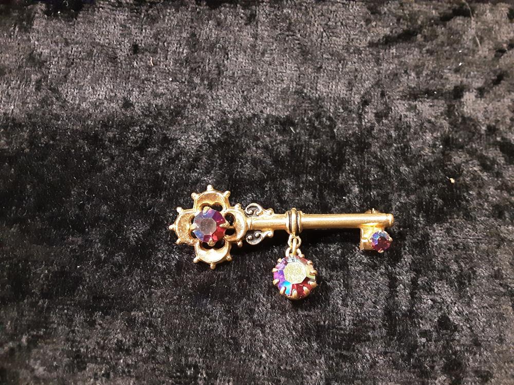 BROCHE CLÉ DORÉE AVEC STRASS ROUGES