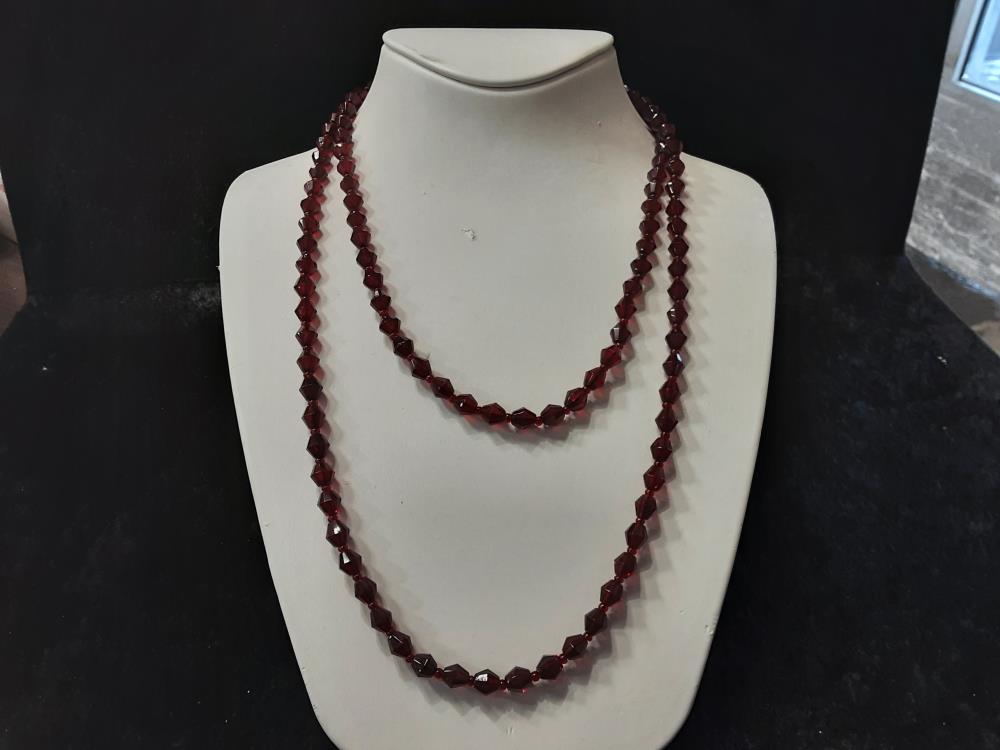 SAUTOIR PERLES EN VERRE ROUGE L.60CM 