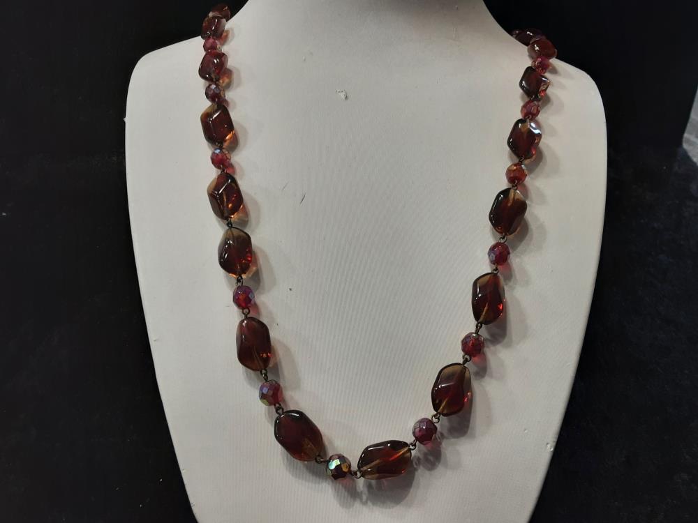 COLLIER ANCIEN PERLES ROUGES ET AMBRÉES