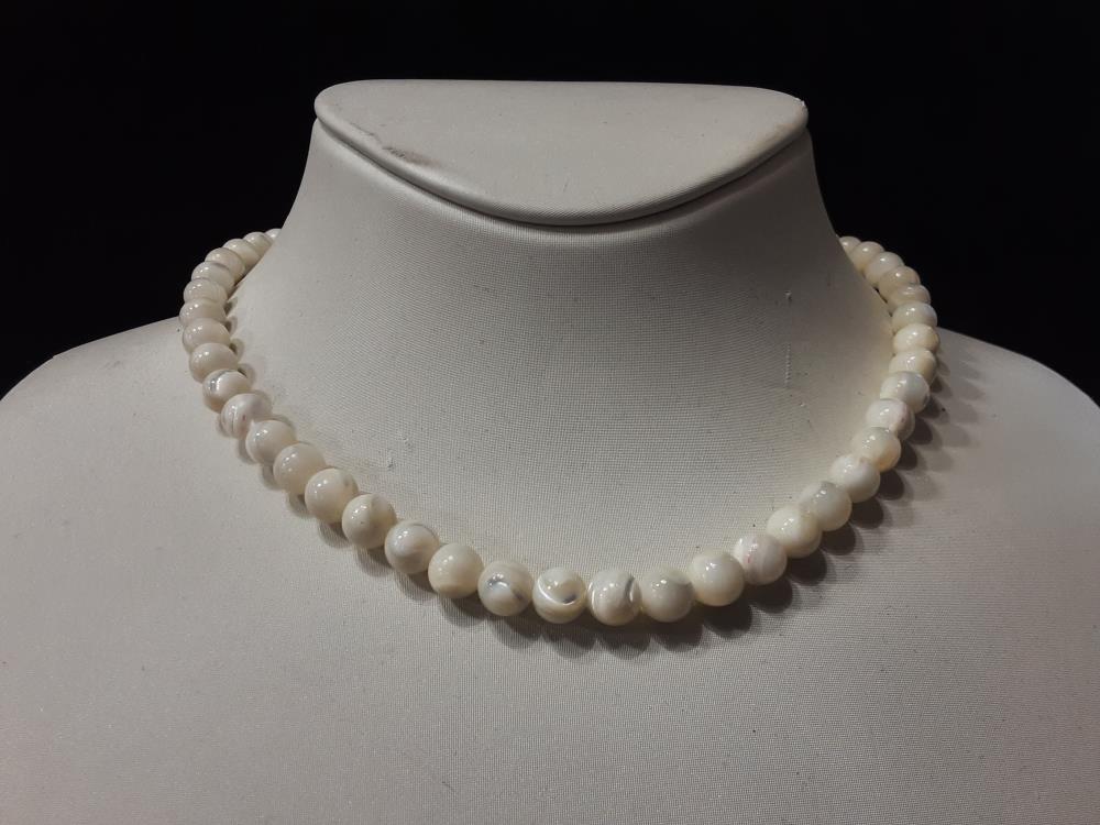 COLLIER PERLES BLANCHES EN VERRE 