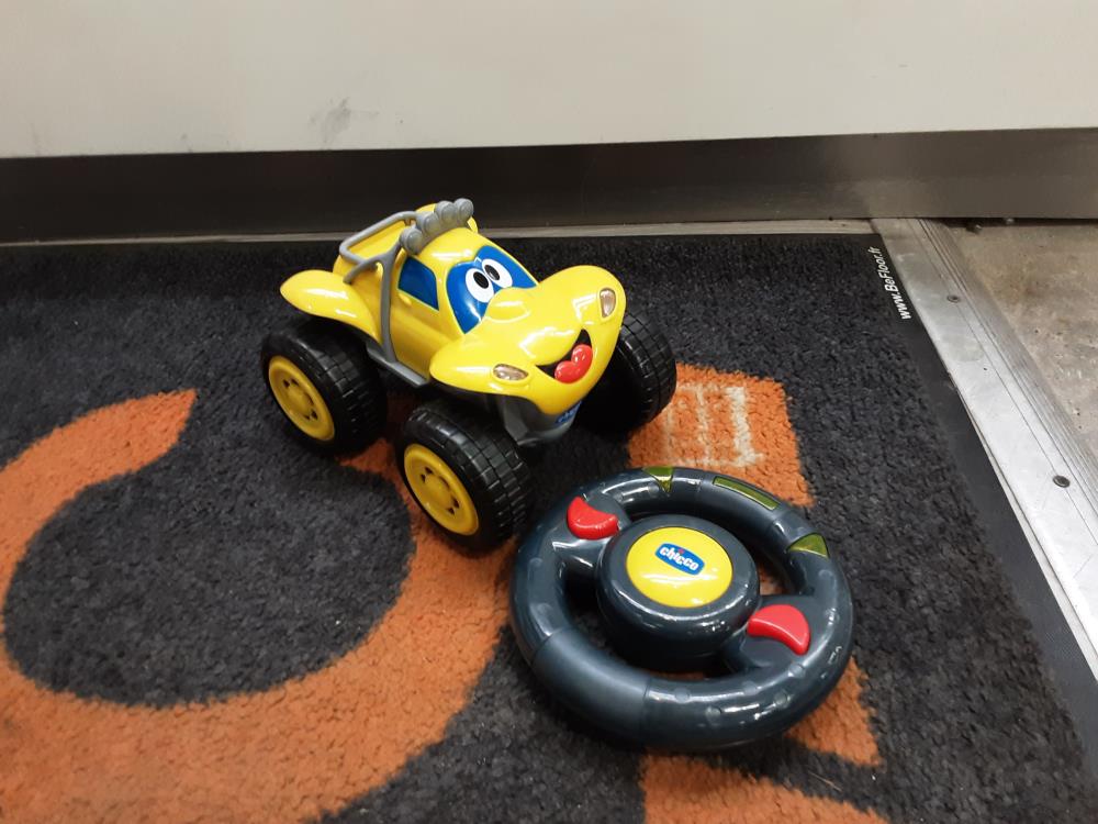 VOITURE TÉLÉCOMMANDÉE CHICCO JAUNE