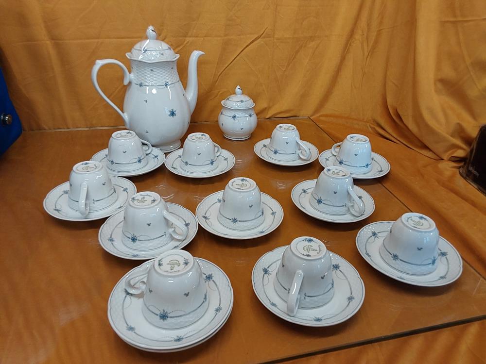 SERVICE A CAFE EN PORCELAINE BLANCHE ET BLEUE MARQUE WINTERLING