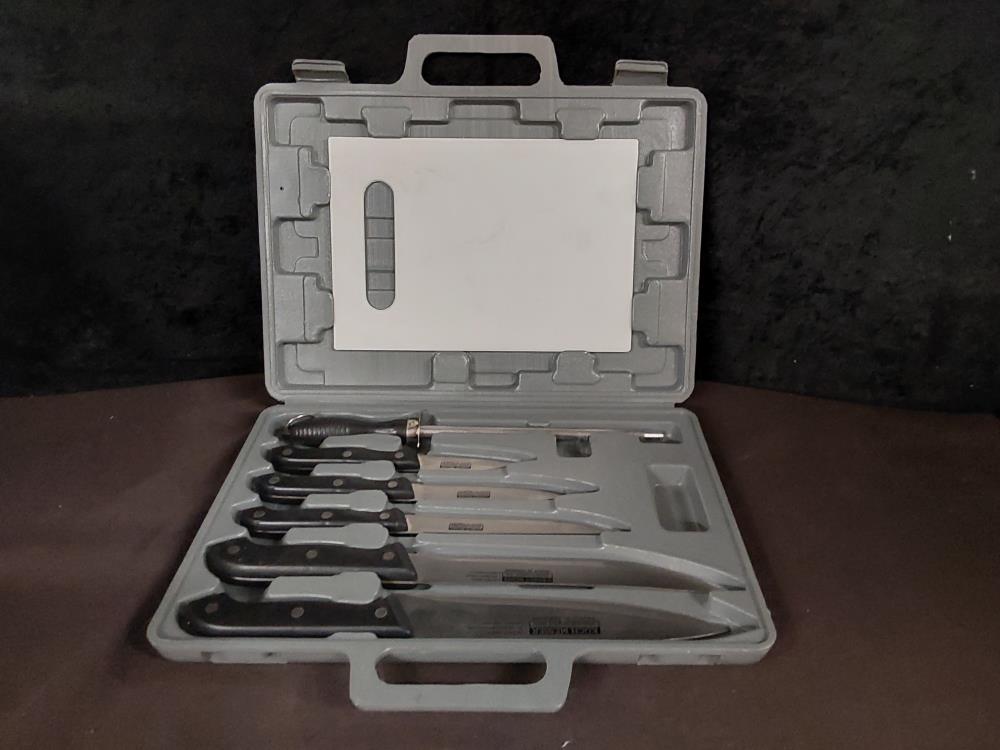 LOT DE 5 COUTEAUX + EGUISEUR + PLANCHE PM DANS MALETTE GRISE