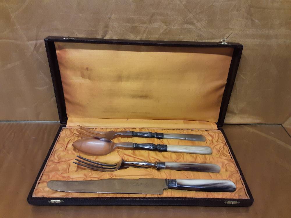 SERVICE A GIGOT + SALADE MANCHES CORNE